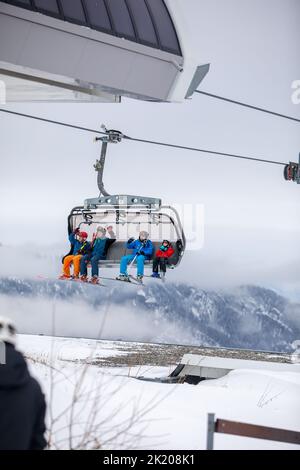 Slovaquie, Jasna - 4 février 2022: Personnes sur télésiège de ski Banque D'Images