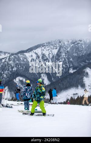 Slovaquie, Jasna - 4 février 2022: Hiver vue montagne ski station pistes personnes ski et snowboard Banque D'Images