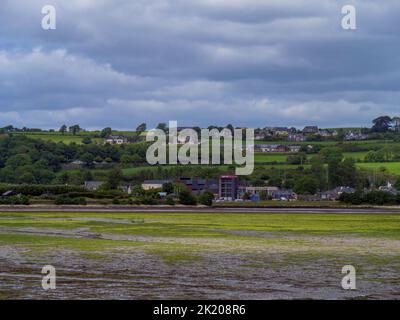 Clonakilty, Irlande, 12 juin 2022. Vue sur la ville de Clonakilty depuis le côté de la baie peu profonde en été, ciel nuageux. Banque D'Images