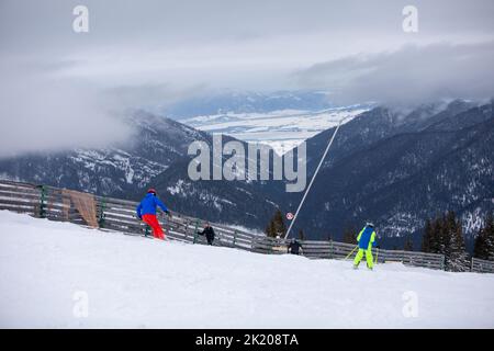 Slovaquie, Jasna - 4 février 2022 : les skieurs mangent sur le sommet de la pente Banque D'Images