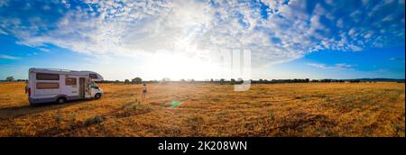 Une personne et un campervan dans un champ, à Puglia Banque D'Images