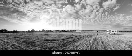 Une personne et un campervan dans un champ, à Puglia Banque D'Images