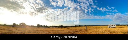 Une personne et un campervan dans un champ, à Puglia Banque D'Images
