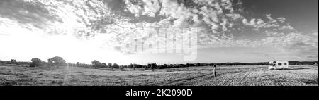 Une personne et un campervan dans un champ, à Puglia Banque D'Images