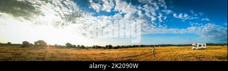 Une personne et un campervan dans un champ, à Puglia Banque D'Images