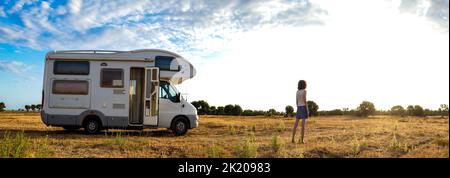 Un campervan dans un champ, à Puglia Banque D'Images