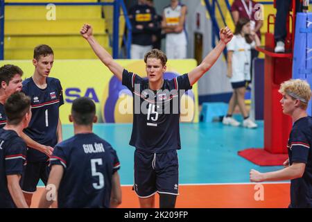 Montesilvano/Vasto, Montesilvano/Vasto, Italie, 21 septembre 2022, Adrian Petruf exults lors du Championnat d'Europe U20 - France contre Slovaquie - Volleyball intenationals Banque D'Images