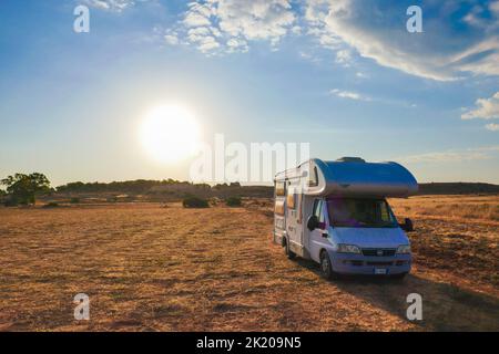 Un campervan dans un champ, à Puglia Banque D'Images