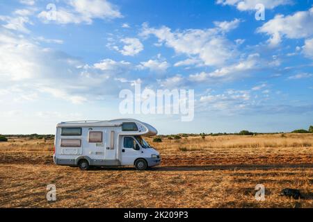 Un campervan dans un champ, à Puglia Banque D'Images
