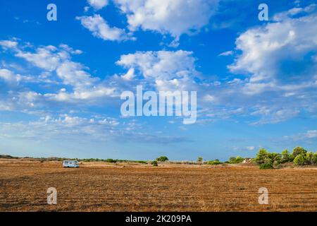 Un campervan dans un champ, à Puglia Banque D'Images