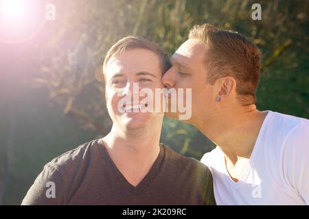 Les choses sont toujours meilleures quand on était ensemble. Un couple gay affectueux. Banque D'Images