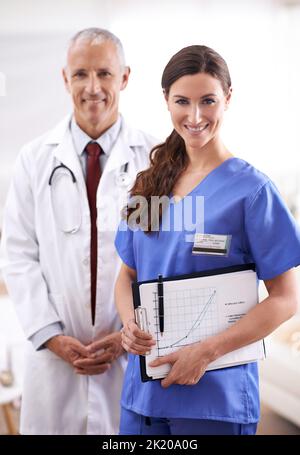 Votre santé est entre de bonnes mains. Portrait de deux professionnels de la santé amicaux. Banque D'Images