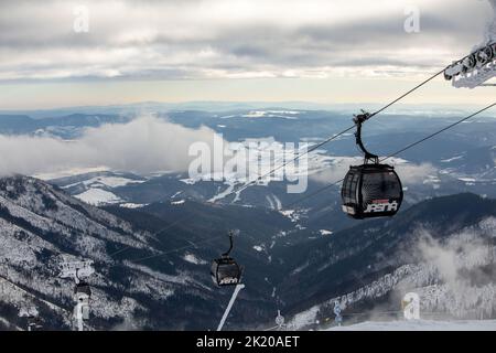 Slovaquie, Jasna - 3 février 2022 : station de ski de cabine de télésiège Banque D'Images