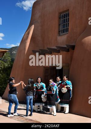 Les membres natifs américains du Zuni Olla Maidens du Zuni Pueblo près de Gallup, au Nouveau-Mexique, se préparent à se produire à Santa Fe, au Nouveau-Mexique. Banque D'Images