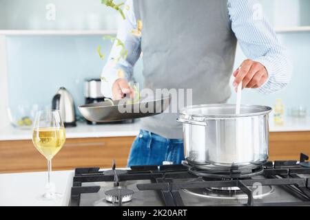 Homme mature préparant des aliments dans la cuisine - intérieur. Image rognée d'un homme mûr préparant des aliments dans la cuisine Banque D'Images