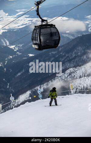 snowboardeur à la pente de la montagne chopok en slovaquie copier l'espace Banque D'Images