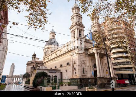 Le sanctuaire de la basilique de la cathédrale notre-Dame du Rosaire et le Mémorial du drapeau national en arrière-plan, l'Argentine Banque D'Images