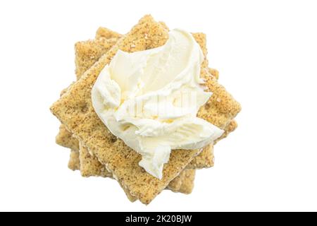 Craquelins soda salés avec fromage à la crème isolés en blanc Banque D'Images