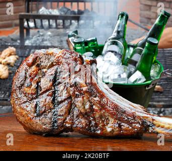 Steaks de Tomahawk fraîchement grillés Banque D'Images