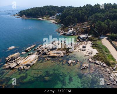 Vue aérienne sur une petite plage de l'île d'Arousa, Espagne. Banque D'Images