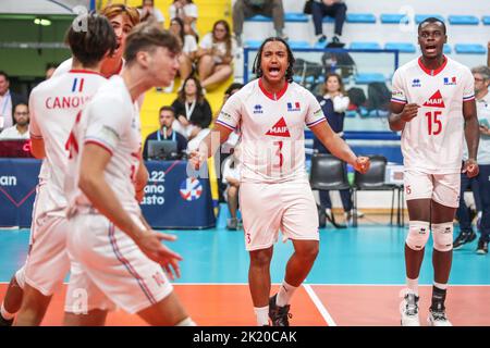 Montesilvano/Vasto, Montesilvano/Vasto, Italie, 21 septembre 2022, L'équipe d'exultation de France. Pendant U20 Championnat d'Europe - France contre Slovaquie - Volleyball intenationals Banque D'Images