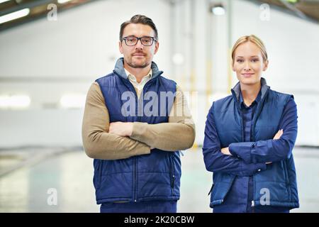 Notre entrepôt est une machine bien huilée. Portrait de deux directeurs d'étage travaillant dans un grand entrepôt Banque D'Images