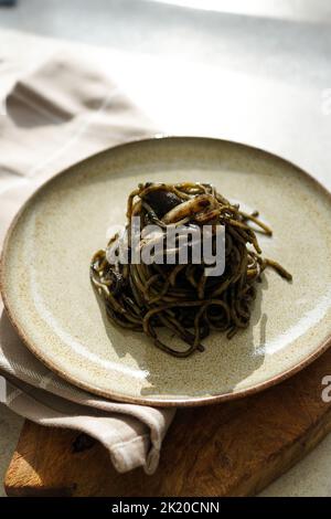 Spaghetti à l'encre de calmar (spaghetti al nero di seppia) Banque D'Images