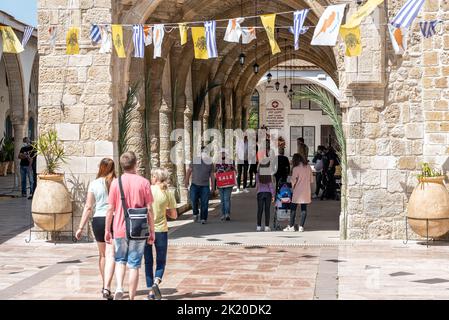 Larnaca, Chypre - 16 avril 2022: Touristes visitant l'église Saint Lazare Banque D'Images
