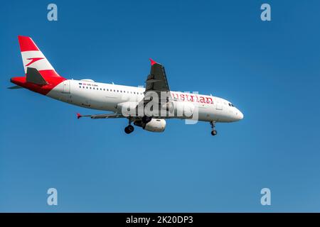 Larnaca, Chypre - 17 juillet 2022 : Airbus A320 des compagnies aériennes autrichiennes atterrissant à l'aéroport Glafcos Clerides Banque D'Images