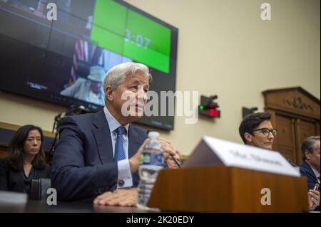 Washington, États-Unis. 21st septembre 2022. Jamie Dimon, président et chef de la direction de JPMorgan Chase & Company, s'exprime mercredi, au cours d'une audience de supervision du comité des services financiers de la Chambre des communes sur la responsabilité de « MegaBanks » au Capitole des États-Unis à Washington, DC, 21 septembre 2022. Photo de Bonnie Cash/UPI Credit: UPI/Alay Live News Banque D'Images