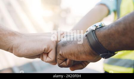 La diversité, le soutien et le poing s'accentuent entre une équipe d'ingénieurs pour célébrer le succès d'un projet. Gros plan sur le travail d'équipe, la collaboration et les mains de Banque D'Images