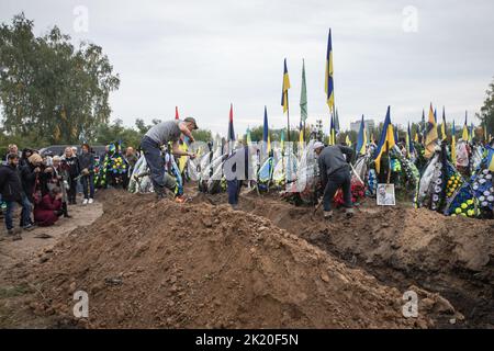 Kiev, Ukraine. 15th septembre 2022. Les parents du héros décédé prennent part aux funérailles. Funérailles du soldat ukrainien Yurchenko Oleksii (1951 - 2022) décédé le 8 septembre-2022 pendant l'opération de libération de la ville de Balakliya, région de Kharkiv. Avant l'invasion, il était caméraman sur la chaîne de télévision ukrainienne 'Priamyi'. (Photo de Mykhaylo Palinchak/SOPA Images/Sipa USA) crédit: SIPA USA/Alay Live News Banque D'Images