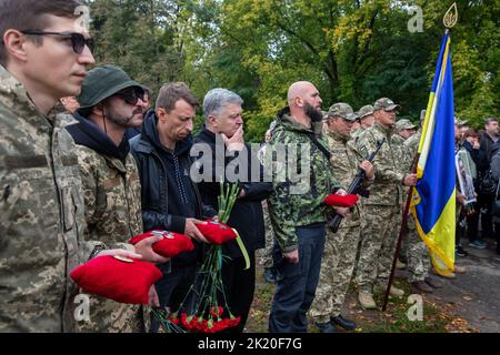 Kiev, Ukraine. 15th septembre 2022. Le cinquième président de l'Ukraine Petro Porochenko et l'armée paient leurs respects pendant les funérailles. Funérailles du soldat ukrainien Yurchenko Oleksii (1951 - 2022) décédé le 8 septembre-2022 pendant l'opération de libération de la ville de Balakliya, région de Kharkiv. Avant l'invasion, il était caméraman sur la chaîne de télévision ukrainienne 'Priamyi'. (Photo de Mykhaylo Palinchak/SOPA Images/Sipa USA) crédit: SIPA USA/Alay Live News Banque D'Images