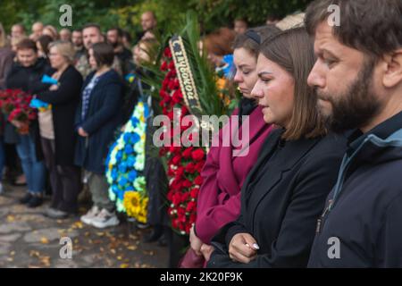 Kiev, Ukraine. 15th septembre 2022. Les proches parents du héros décédé pleurent pendant les funérailles. Funérailles du soldat ukrainien Yurchenko Oleksii (1951 - 2022) décédé le 8 septembre-2022 pendant l'opération de libération de la ville de Balakliya, région de Kharkiv. Avant l'invasion, il était caméraman sur la chaîne de télévision ukrainienne 'Priamyi'. (Photo de Mykhaylo Palinchak/SOPA Images/Sipa USA) crédit: SIPA USA/Alay Live News Banque D'Images