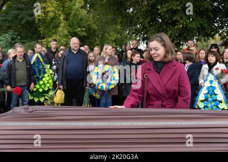 Kiev, Ukraine. 15th septembre 2022. La fille du héros décédé désherit à côté du cercueil avec le corps de son père. Funérailles du soldat ukrainien Yurchenko Oleksii (1951 - 2022) décédé le 8 septembre-2022 pendant l'opération de libération de la ville de Balakliya, région de Kharkiv. Avant l'invasion, il était caméraman sur la chaîne de télévision ukrainienne ''Priamyi' (Credit image: © Mykhaylo Palinchak/SOPA Images via ZUMA Press Wire) Banque D'Images