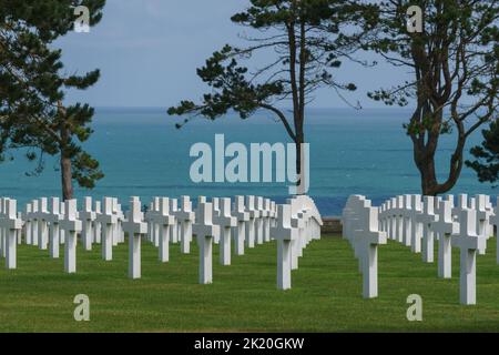 Rangées de croix blanches de soldats américains tombés au cimetière de guerre américain d'Omaha Beach Cimetiere Americain, Colleville-sur-Mer, Normandie, France Banque D'Images