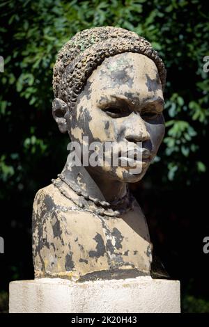 Buste de femme africaine par Manuel de Oliveira dans le jardin botanique tropical de Lisbonne à Belém, Lisbonne, Portugal. 1940 exposition du monde portugais. Banque D'Images