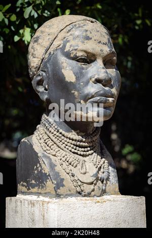 Buste de femme africaine par Manuel de Oliveira dans le jardin botanique tropical de Lisbonne à Belém, Lisbonne, Portugal. 1940 exposition du monde portugais. Banque D'Images