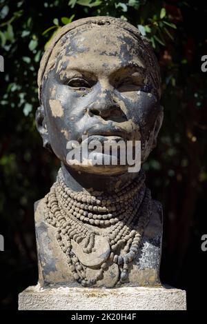 Buste de femme africaine par Manuel de Oliveira dans le jardin botanique tropical de Lisbonne à Belém, Lisbonne, Portugal. 1940 exposition du monde portugais. Banque D'Images