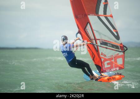 Une femme participe aux NZ Windfoiling Nationals à Takapuna Beach, Auckland, Nouvelle-Zélande Banque D'Images