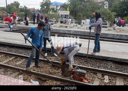 Travailleur sur les voies à la gare d'Ayutthaya Thaïlande Banque D'Images