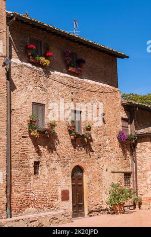 Ancienne maison à la rue principale à Certaldo, Toscane Banque D'Images