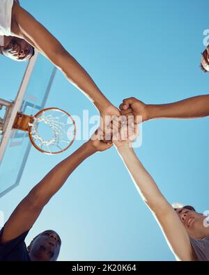 Diversité et mains des sports de basket-ball travail d'équipe en solidarité et en collaboration pour gagner le match sur le terrain de basket-ball. Motivation, forme physique et santé Banque D'Images