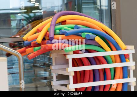 Pool coloré polyuréthane bâton extrascolaires compétition nageur de lot entraînement, de temps main dans le battement et au centre de parler, équipe de sport. Style de vie Banque D'Images