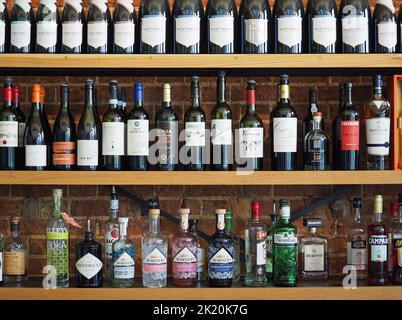 Bouteilles de boissons alcoolisées alignées sur une étagère derrière un bar Banque D'Images