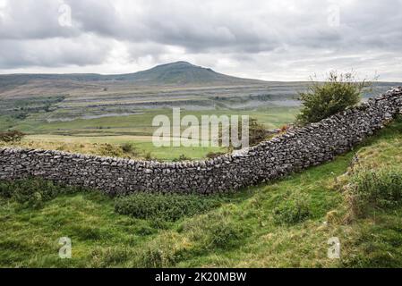 Ingleborough vu de la cicatrice de Twistleton, près d'Ingleton, North Yorkshire, Yorkshire Dales National Park. Banque D'Images