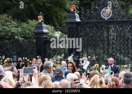 Catherine la princesse de Galles, rencontre des adeptes comme le prince William le prince de Galles, et Catherine la princesse de Galles, regarde les hommages floraux laissés aux portes de Norwich, Sandringham, Norfolk, Royaume-Uni, on 15 septembre, 2022. Le pays pleure encore officiellement la reine Elizabeth II, qui a été remplacée par le roi Charles III La reine Elizabeth II est décédée sur 8 septembre 2022, alors qu'elle séjournait au château de Balmoral en Écosse. Banque D'Images