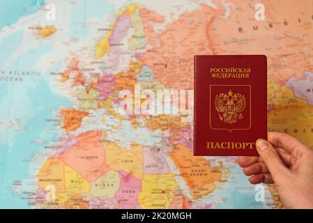 Passeport de la fédération de Russie devant la carte de l'Europe. Banque D'Images