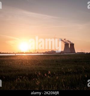 Coucher de soleil sur le réacteur nucléaire de Doel dans le port d'Anvers, Belgique. Banque D'Images