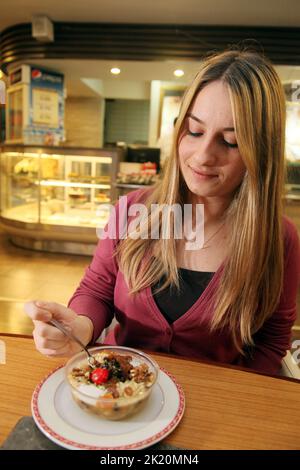 ISTANBUL, TURQUIE - NOVEMBRE 21: Jeune fille mangeant ahura (nom turc est Asure) sur 21 novembre 2011 à Istanbul, Turquie. Banque D'Images